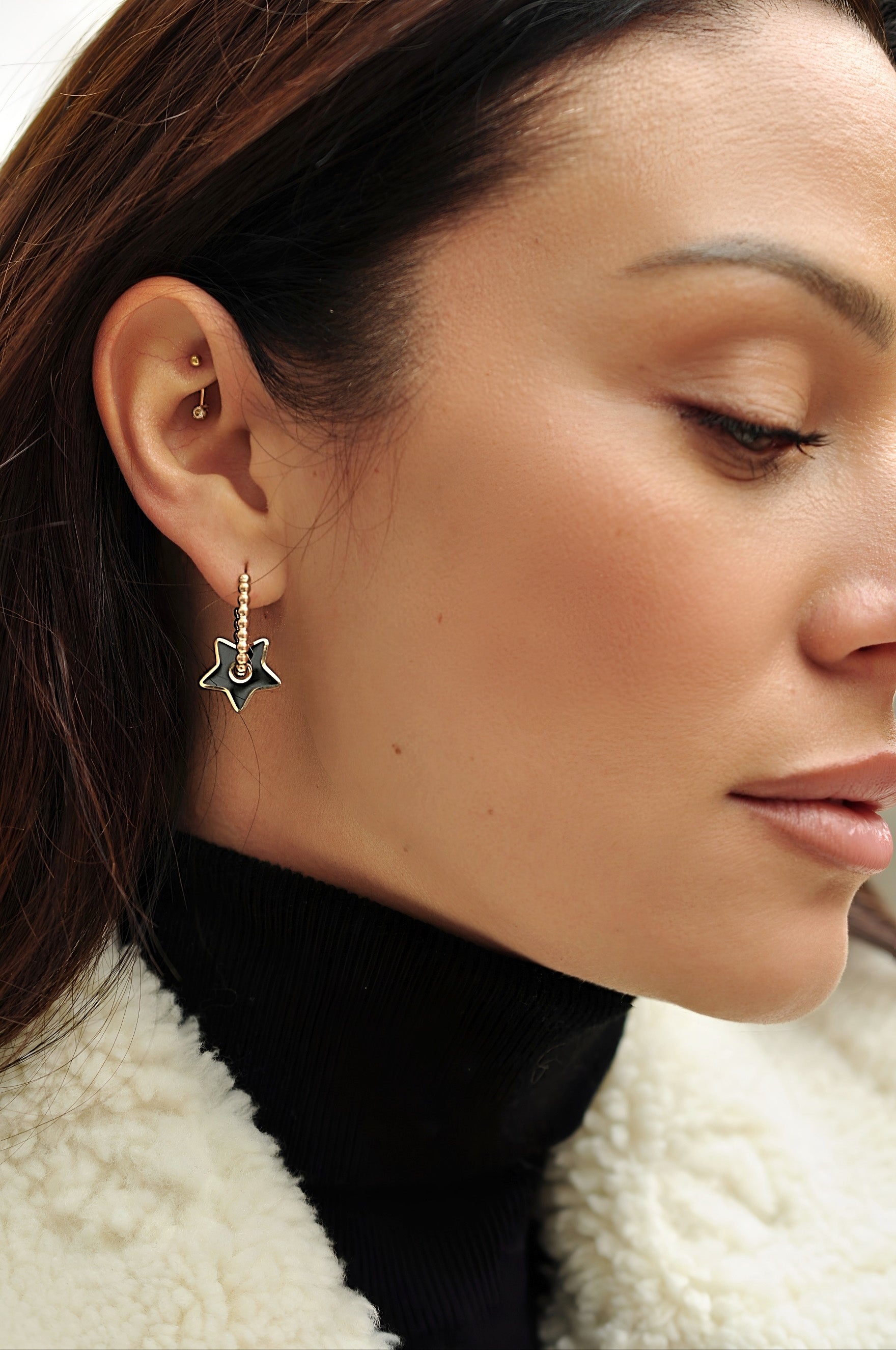 Ovale Creolen mit Tropfendesign „Black Star“ 