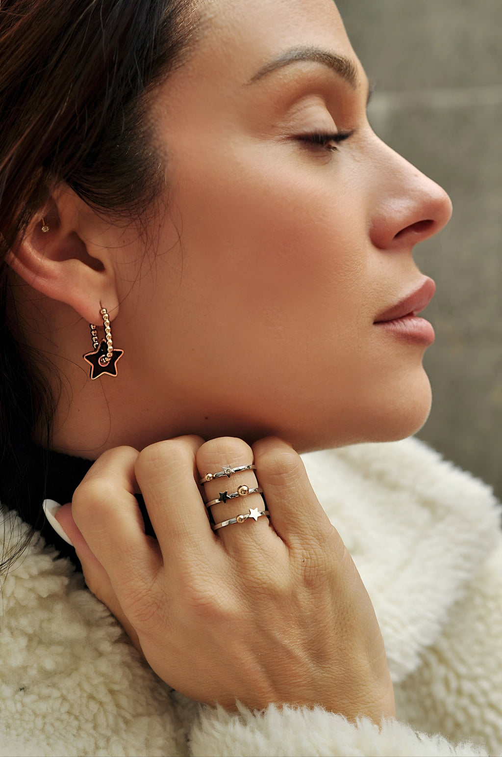 Ovale Creolen mit Tropfendesign „Black Star“ 