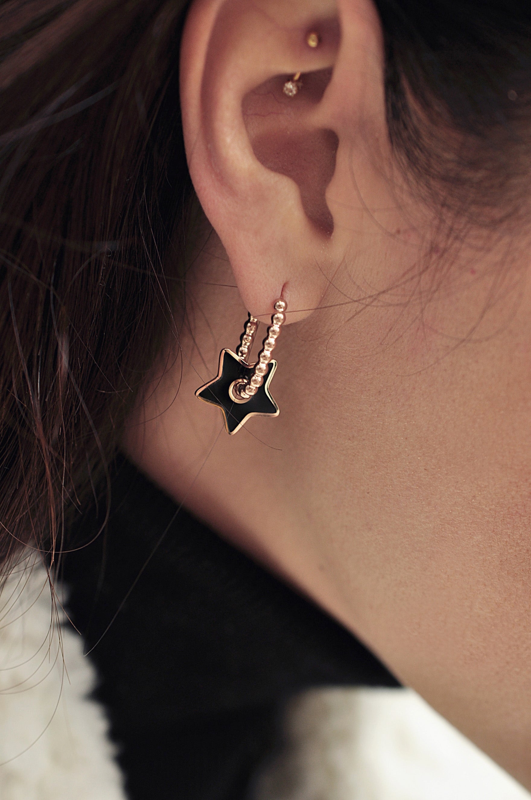 Ovale Creolen mit Tropfendesign „Black Star“ 