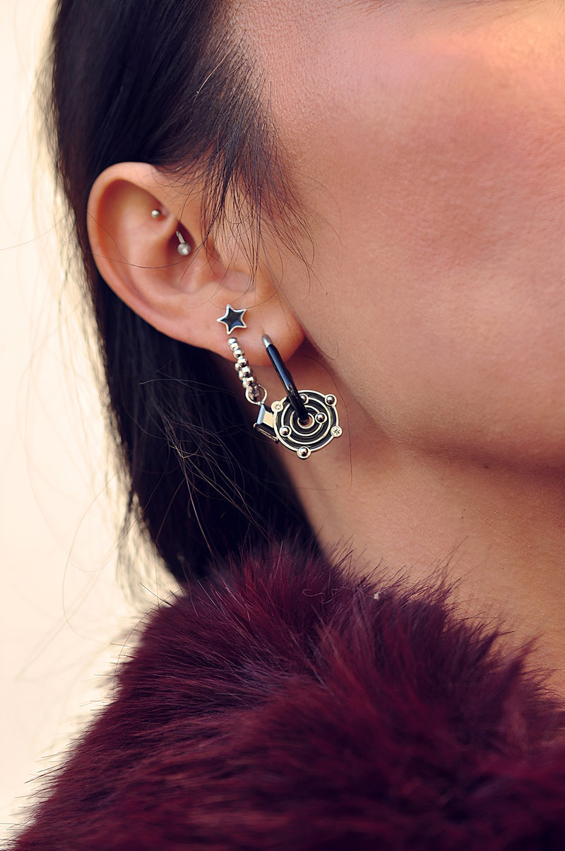 OUT OF SPACE black oval hoops / OUT OF SPACE crni ovalni ringovi