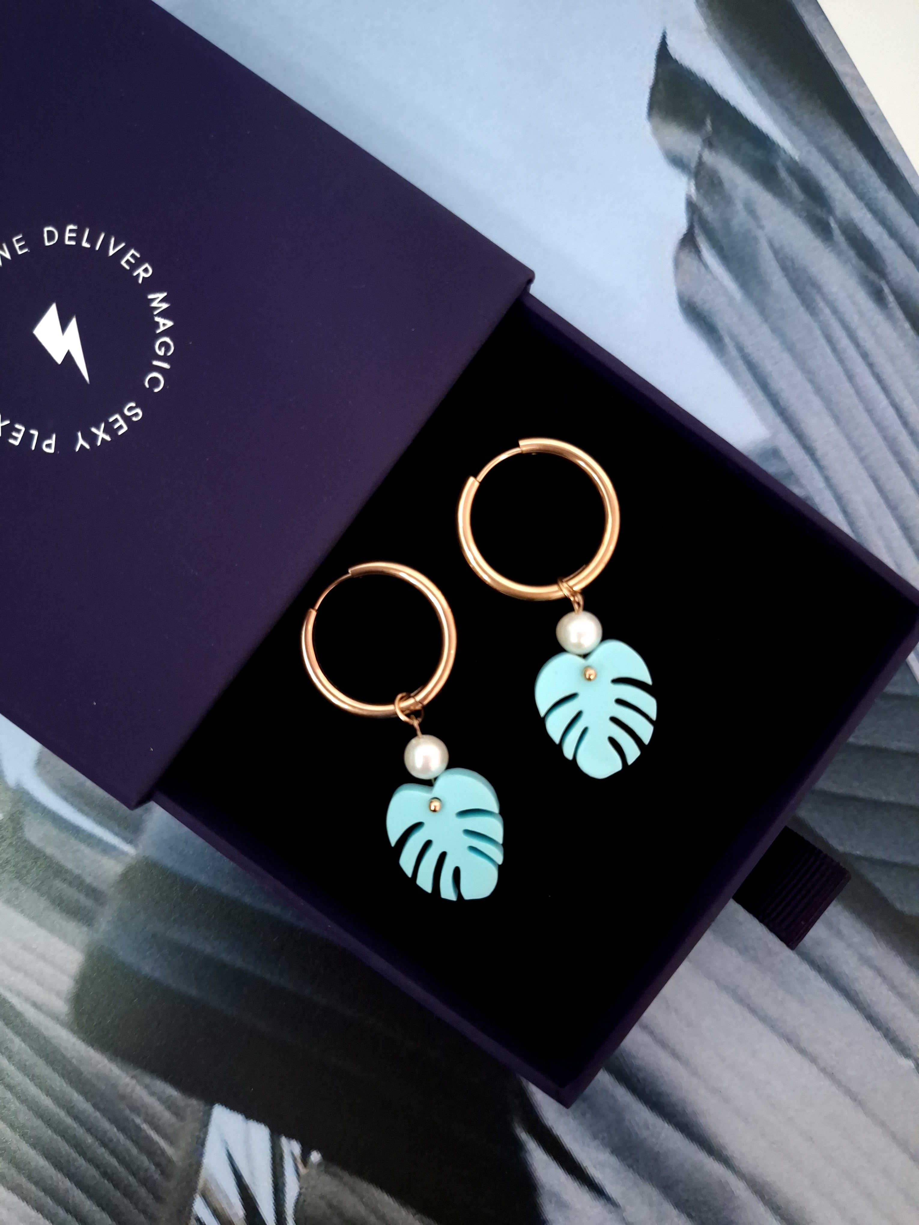 TURQUOISE MONSTERA PEARL plexiglass earrings / TURQUOISE MONSTERA PEARL pleksiglas naušnice
