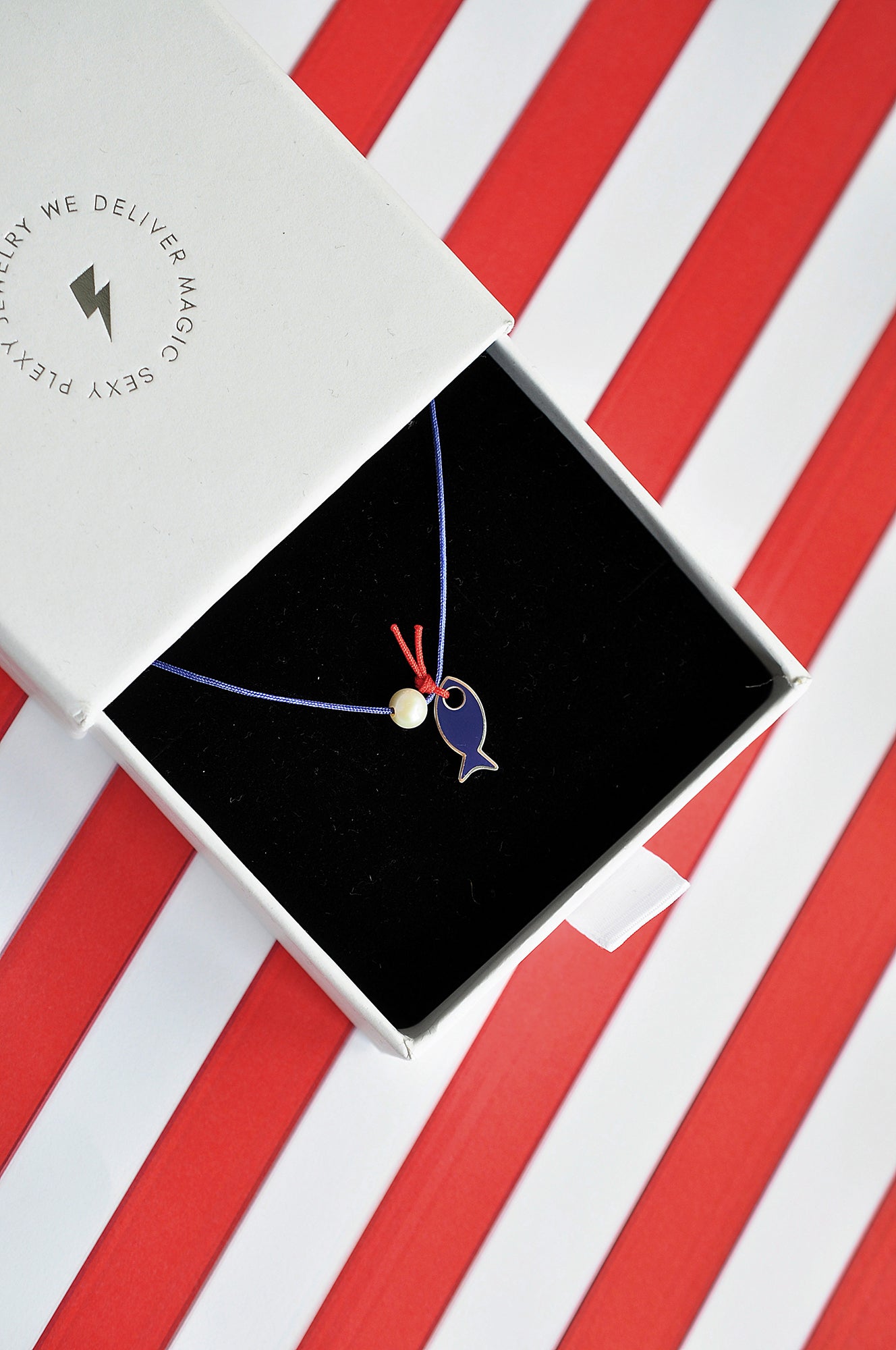 SMELLS FISHY string choker necklace / SMELLS FISHY ogrlica uz vrat