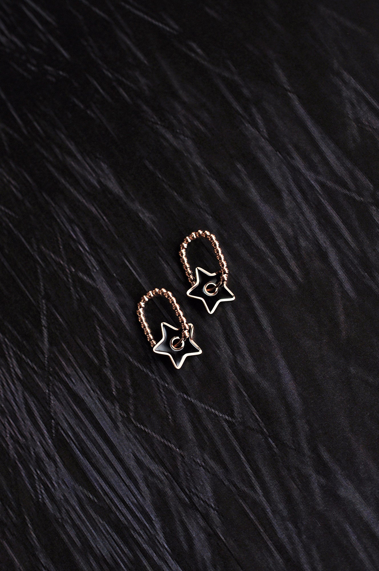 Ovale Creolen mit Tropfendesign „Black Star“ 