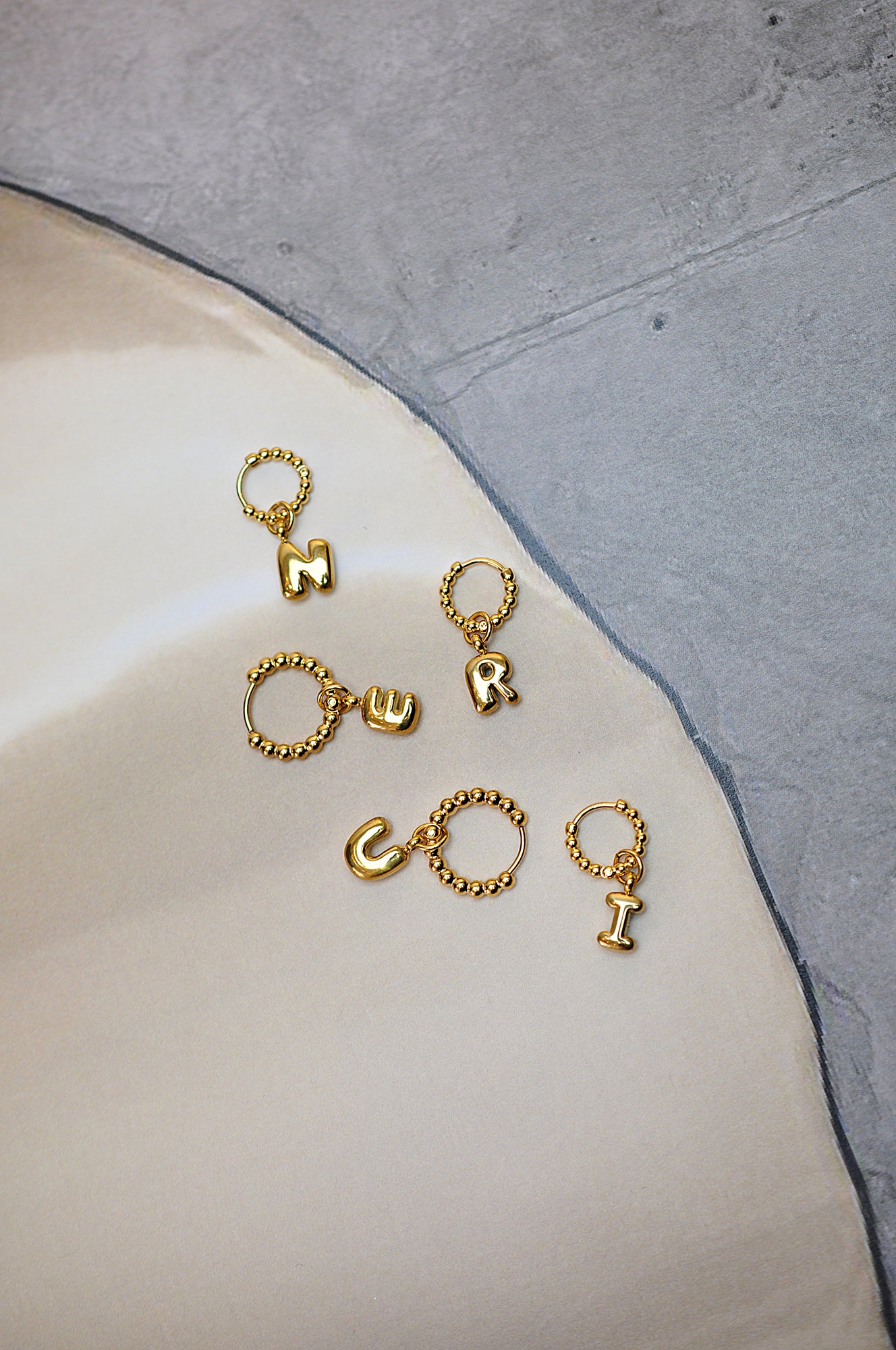 LOVE LETTERS mini dot hoops / LOVE LETTERS mini dot ringovi