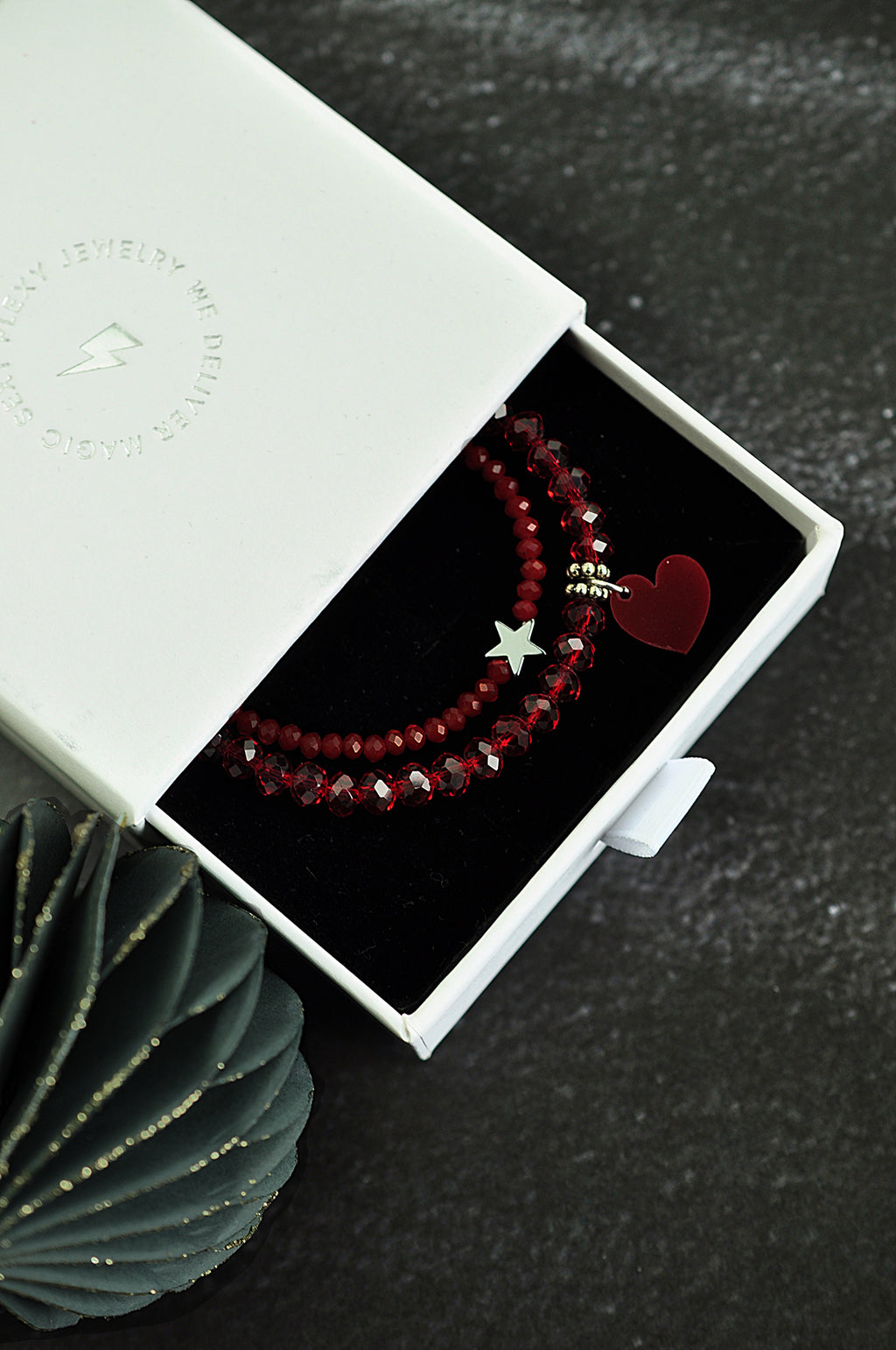 Weihnachtsgeschenkbox dunkelrote Magie