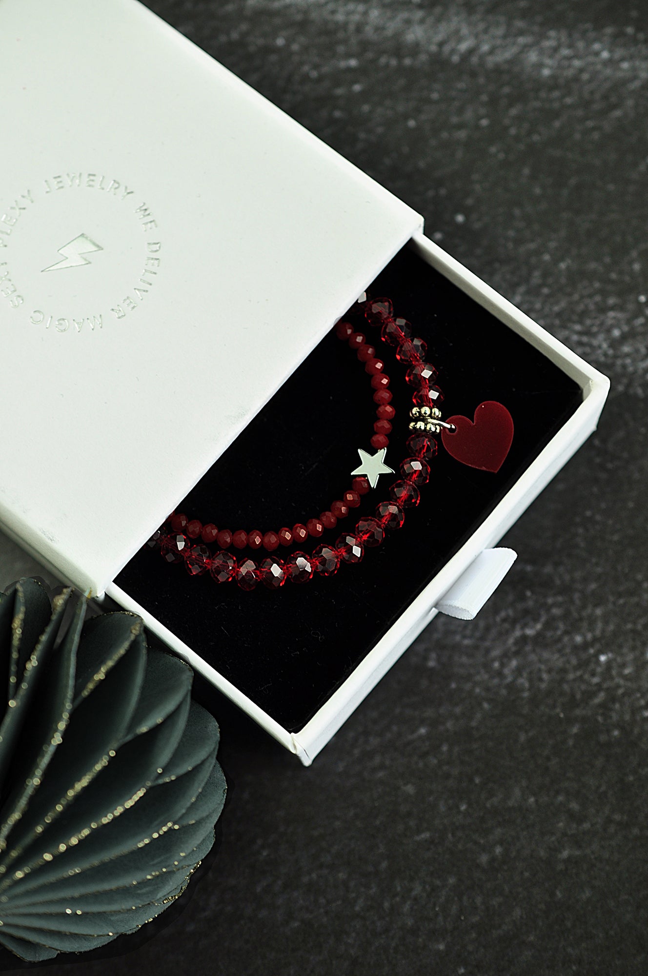 Weihnachtsgeschenkbox dunkelrote Magie